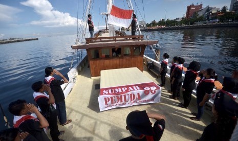 Mahasiswa berbagai kalangan bersama komunitas pemerhati maritim menggelar upacara bendera di atas kapal Pinisi Pusaka Indonesia di Anjungan Losari, Makassar, Sulawesi Selatan, Jumat (28/10). 