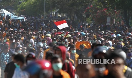 Mahasiswa berjalan menuju gedung DPRD Sulawesi Tenggara untuk melakukan aksi unjuk rasa di Kendari, Sulawesi Tenggara, Kamis (26/9/2019).