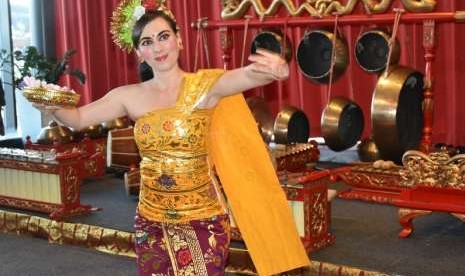 Mahasiswa berkewarganegaraan Swiss menari tarian tradisional Bali.