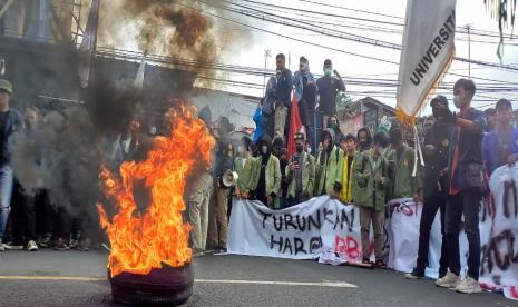 Mahasiswa berorasi di depan Gedung DPRD Kota Tasikmalaya, Senin (11/4/2022).