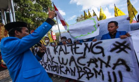 Mahasiswa berorasi saat berunjuk rasa di depan kantor Gubernur Provinisi Kalimantan Tengah di Palangka Raya, Kalimantan Tengah, Jumat (2/9/2022). Dalam aksi tersebut mereka menolak rencana pemerintah menaikan harga BBM bersubsidi sekaligus mendorong pemerintah untuk membentuk tim satgas guna menindak tegas mafia atau oknum penimbun BBM di provinsi itu serta mengawasi penyaluran BBM subsidi dan non subsidi supaya tersalurkan secara tepat sasaran. 