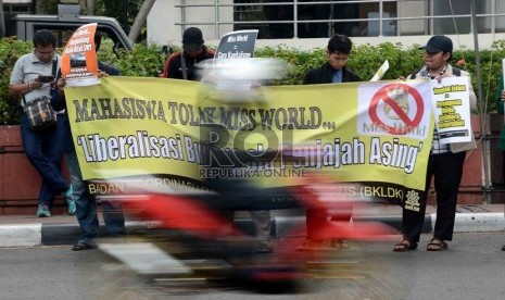  Mahasiswa berunjuk rasa menentang penyelenggaraan Miss World di Indonesia, Jakarta, Rabu (11/9).   (Republika/Agung Supriyanto)