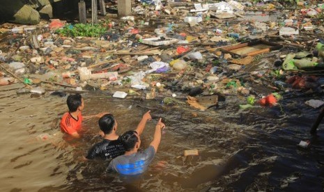 Mahasiswa BSI Novizar Hartadi dan kawan-kawan membersihkan Sungai Kapuas, Pontianak.