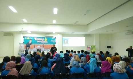 Mahasiswa BSI Sukabumi dan  STMIK Nusa Mandiri Sukabumi mendengarkan dengan serius pemaparan tentang  Young Entrepreneur di Sukabumi, Rabu (20/4).Sukabumi