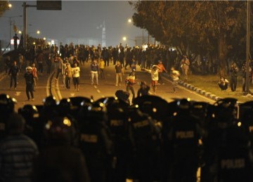 Mahasiswa dan berbagai elemen pengunjuk rasa bentrok dengan polisi di kawasan Jalan Gatot Subroto, Jakarta, Jumat (30/3) malam. 