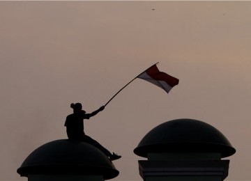 Mahasiswa dan buruh dari berbagai aliansi menggelar aksi di depan Gedung DPR, Senayan, Jakarta, Jumat (30/3).