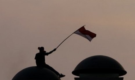 Mahasiswa dan buruh dari berbagai aliansi menggelar aksi di depan Gedung DPR, Senayan, Jakarta, Jumat (30/3).