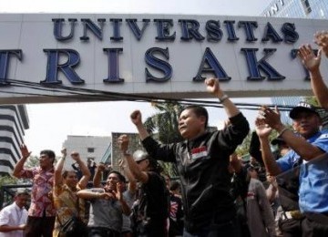 Mahasiswa dan karyawan berjoget saat mengetahui juru sita pengadilan membatalkan eksekusi terhadap Universitas Trisakti, Jakarta, Kamis (19/5).