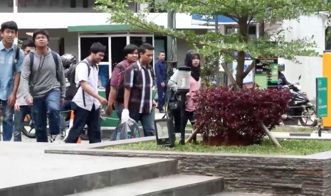 Mahasiswa dan mahasiswa UNAS