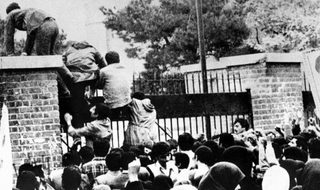 Mahasiswa dan simpatisan Ayatollah Khomeini menyerbu Kedutaan Besar AS di Teheran, 4 November 1979.