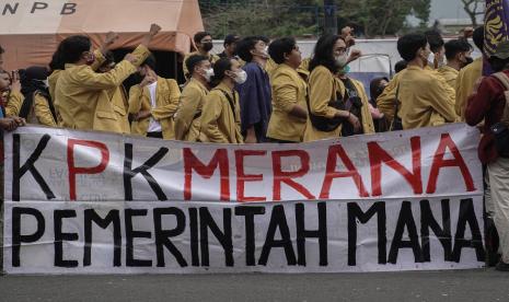 Mahasiswa dari BEM di sejumlah universitas Kabupaten Banyumas menggelar aksi menolak pemecatan pegawai KPK yang tidak lulus TWK di Alun-alun Purwokerto, Banyumas, Jateng, Sabtu (25/9/2021). Mahasiswa menuntut Presiden Joko Widodo untuk membatalkan pemecatan pegawai KPK tersebut dan membenahi lembaga antirasuah tersebut karena dianggap sudah tidak berpihak pada pemberantasan korupsi.