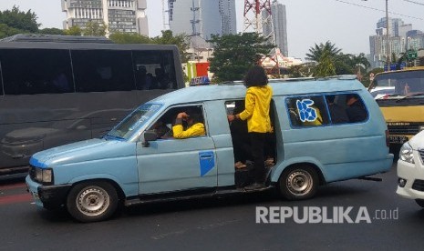 Mahasiswa dari berbagai kampus menggunakan berbagai moda trasnportasi menuju kompleks Gedung Parlemen Jakarta, Selasa (24/9).