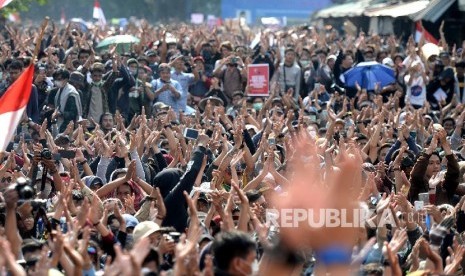  Mahasiswa dari berbagai kampus turun menggelar aksi unjuk rasa di Jalan Gejayan, Yogyakarta, Senin (23/9/2019). 