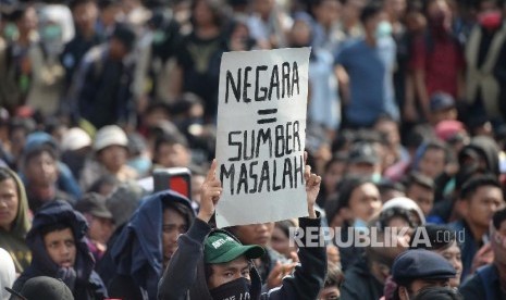 Mahasiswa dari berbagai kampus turun menggelar aksi unjuk rasa di Jalan Gejayan, Yogyakarta, Senin (23/9/2019). 