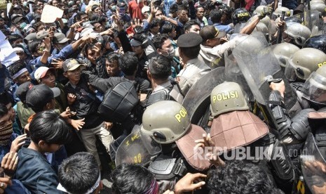 Mahasiswa dari berbagai perguruan tinggi di NTB terlibat aksi saling dorong dengan polisi saat melakukan aksi unjuk rasa di depan kantor DPRD NTB di Mataram, Kamis (26/9/2019).