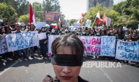 Mahasiswa dari berbagai perguruan tinggi melakukan aksi unjuk rasa di depan kantor Dewan Perwakilan Rakyat Daerah (DPRD) di Solo, Jawa Tengah, Selasa (24/9/2019). 