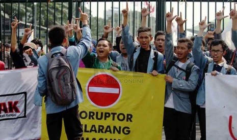  Mahasiswa dari berbagai universitas berunjuk rasa di depan gedung DPR/MPR, Jakarta, Rabu (1/10). (Republika/ Yasin Habibi).