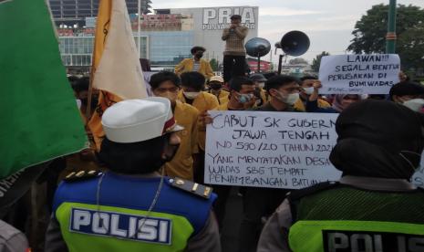 Mahasiswa dari berbagai universitas di Purwokerto menggelar aksi damai terkait insiden di Desa Wadas, Purworejo. 