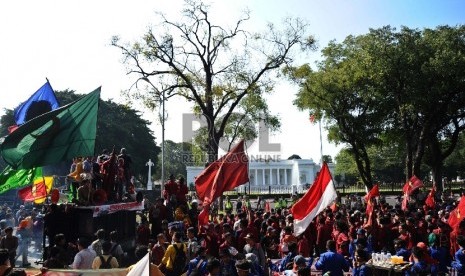 Mahasiswa dari berbagai universitas melakukan unjukrasa saat memperingati Hari Kebangkitan Nasional di depan Istana Merdeka, Rabu (20/5).