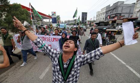 Mahasiswa dari Himpunan Mahasiswa Islam (HMI) berunjuk rasa di Lhokseumawe, Aceh, Selasa (30/8/2022). HMI Aceh menolak keras rencana pemerintah menaikkan harga bahan bakar minyak (BBM) subsidi, dan mendesak pemerintah mendesak pemerintah untuk memberantas mafia migas yang telah merugikan rakyat. 