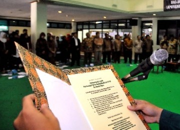 Mahasiswa dari Perguruan Tinggi Muhammadiyah Se-Jabodetabek membacakan Deklarasi anti NII dan gerakan radikal agama lainnya di loby STIE Ahmad Dahlan Ciputat, Tangerang Selatan.