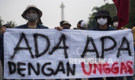 Mahasiswa dari sejumlah universitas melakukan aksi di Kawasan Patung Kuda, Jakarta, Senin (11/10/2021). Aksi mahasiswa tersebut menuntut pemerintah untuk menuntaskan polemik perunggasan nasional. 