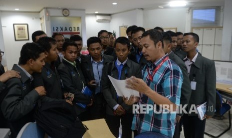 Mahasiswa dari Universitas Darussalam Gontor bersama Redaktur Pelaksana Republika, Subroto, saat mengunjungi ruangan redaksi di Jakarta, Selasa (10/1).