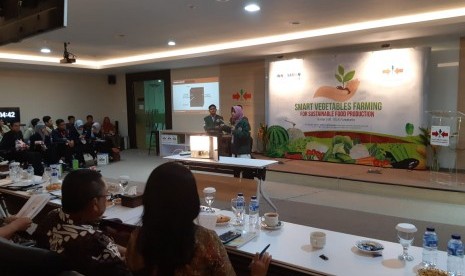 Mahasiswa dari Universitas Sumatera Utara (USU) sedang mempresentasikan kotak hitam yang bisa mengeringkan sayuran, di acara Panah Merah Inovasi Award (PMIA) PT Ewindo, di Desa Benteng, Kecamatan Campaka, Purwakarta, Selasa (16/10).