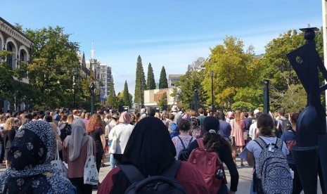 Mahasiswa di University of Otago mengenakan jilbab sebagai bentuk dukungan untuk Muslimah usai penembakan masjid di Christchurch, Selandia Baru, Kamis (21/3). 