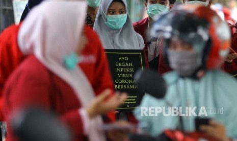 Mahasiswa Fakultas Ilmu Kesehatan (FIK) Universitas Muhammadiyah Surabaya membawa poster saat melakukan aksi sosialisasi bahaya virus Corona di Surabaya, Jawa Timur, Jumat (31/1/2020).