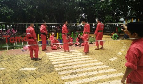 Mahasiswa Fakultas Ilmu komunikasi universitas Bhayangkara Jakarta Raya (UBJ), Bekasi, Jawa Barat, menggelar pesta seni yang menyajikan budaya Nusantara, khususnya Bekasi, di Taman Lalu Lintas, Alun-Alun Kota Bekasi, Sabtu (3/2). Budaya Bekasi terkait erat dengan kebudayaan Betawi.