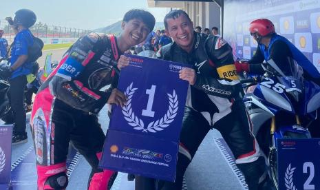 Mahasiswa Fakultas Pertanian Universitas Muhammadiyah Jakarta (FTAN UMJ), Reza Firdaus, bersama rekan satu tim Asep Juliana dari YROI AMS WRX Racing Team, berhasil meraih Juara 1 Kelas R6 Superstock 600 cc Yamaha Endurance Festival 2023 di Mandalika.