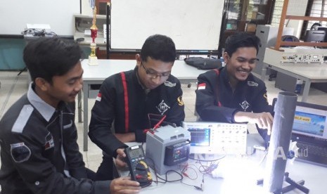  Mahasiswa Fakultas Teknik Elektro Universitas Brawijaya (UB) yang tergabung dalam Tim al-Amin berhasil membuat energi listrik dari air buangan gedung bertingkat.