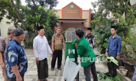 Mahasiswa Fakultas Teknik Universitas Muhammadiyah Jakarta (FT UMJ) menciptakan mesin pencacah daun untuk Pondok Pesantren Al-Adalah, Kecamatan Jatinegara Kabuoaten Tegal, Jawa Tengah, Jumat, (17/01/2025).