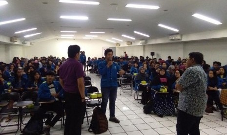 Mahasiswa Fakultas Teknologi Informasi UBSI antusias mengikuti seminar Web Developer.