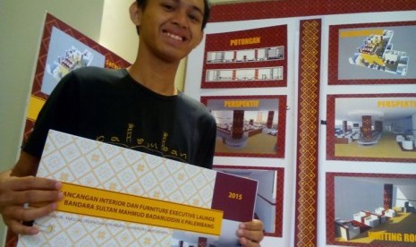 Mahasiswa FDSK Universitas Mercu Buana,Satria Alza Perdana menunjukkan hasil karyanya di ajang pameran desain interior.