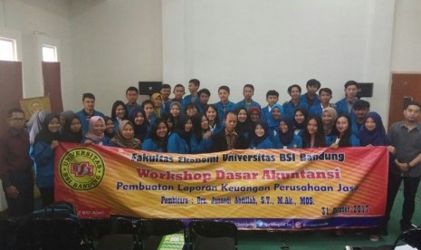 Mahasiswa FE Universitas BSI Bandung bersama pembicara pelatihan akuntansi dasar.