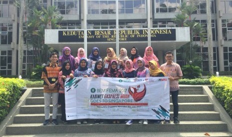 Mahasiswa Fema IPB berkunjung ke Singapura dan bertukar pengalaman dengan mahasiswa Singapura.