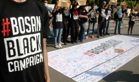 Mahasiswa FISIP UI melakukan aksi simpatik 