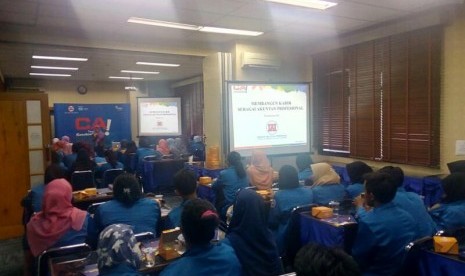 Mahasiswa HMJKA AMIK BSI Jakarta melakukan kunjungan studi ke IAI. 