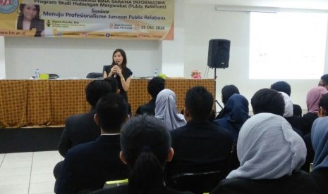 Mahasiswa Humas BSI mengikuti seminar profesionalisme jurusan. 