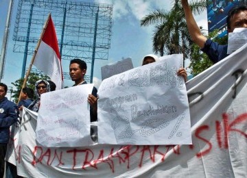 Mahasiswa IKIP PGRI Semarang saat berunjuk rasa menuntut realisasi anggaran pendidikan sebesar 20 persen.