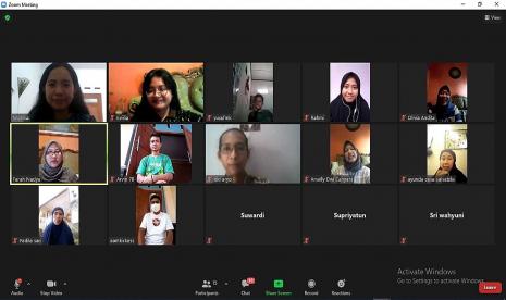 Mahasiswa Ilmu Komunikasi Universitas Amikom Yogyakarta mengadakan pelatihan virtual sebagai program pengabdian masyarakat dengan materi 