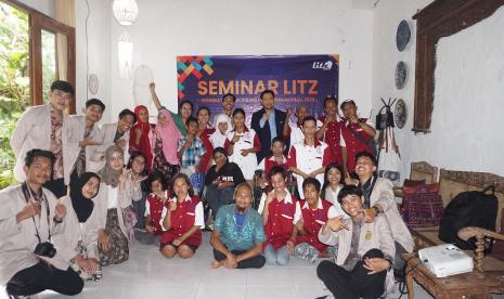 Mahasiswa Ilmu Komunikasi Universitas Amikom Yogyakarta yang tergabung dalam kelompok Litz Creative bekerja sama dengan komunitas Difabel Zone Indonesia menggelar kegiatan Seminar Memperingati Hari Disabilitas Internasional 2023. Kegiatan bertema Love Your Self tersebut digelar di Aula Omah Kembang Putihan, Kopi Selarong, Bantul, DIY, Selasa (5/12/2023).