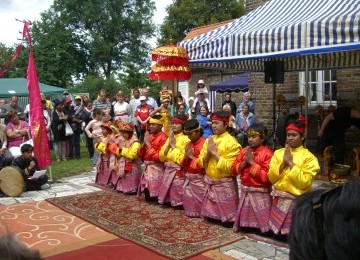 Mahasiswa Indonesia asal Aceh menampilkan tari saman pada perayaan Hari kebudayaan Indonesia (Indonesischer Kulturtag) di Koeln, Jerman.