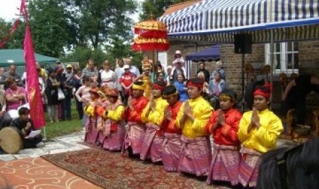 Mahasiswa Indonesia asal Aceh menampilkan tari saman pada perayaan Hari kebudayaan Indonesia (Indonesischer Kulturtag) di Koeln, Jerman.