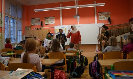 Mahasiswa Indonesia mengenalkan Indonesia lewat alat musik angklung kepada siswa SD di Praha, Ceska.