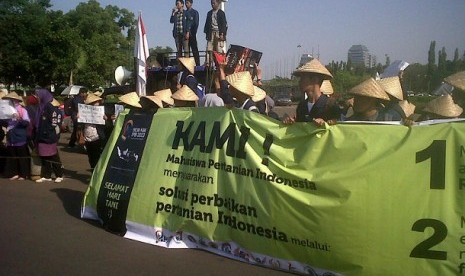 Mahasiswa IPB melakukan demo di depan Istana Negara menyambut hari tani nasional 