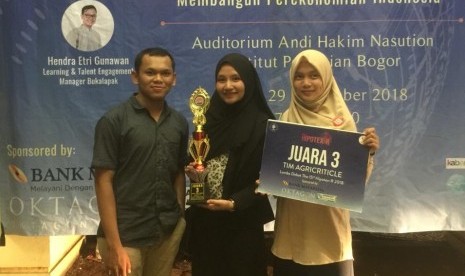 Mahasiswa IPB meraih juara Debat Ekonomi Nasional. 