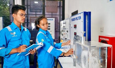 Mahasiswa ITPLN sedang melakukan pembelajaran di laboratorium kampus ITPLN.